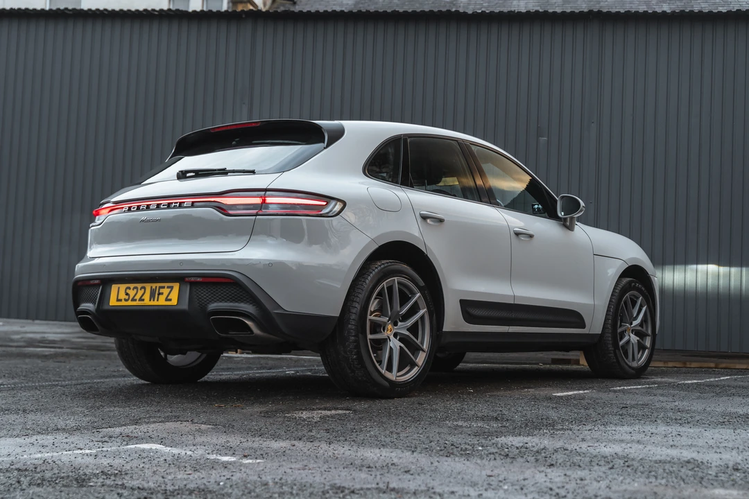 2022 Porsche Macan - Image 16 of 31