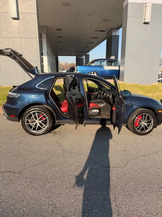 2022 Porsche Macan - Image 5 of 9
