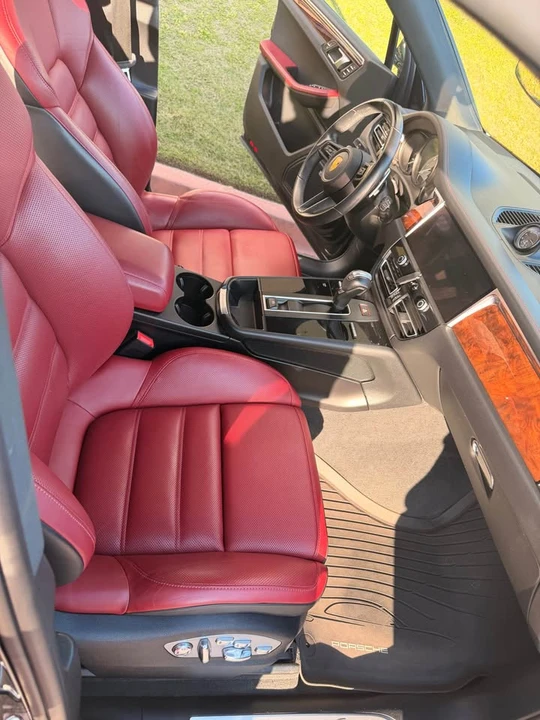 2022 Porsche Macan - Image 2 of 9