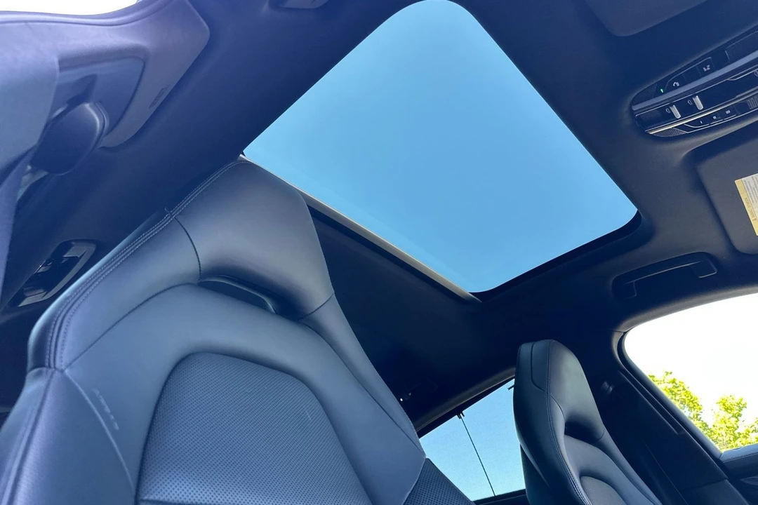 2022 Porsche - Image 18 of 31