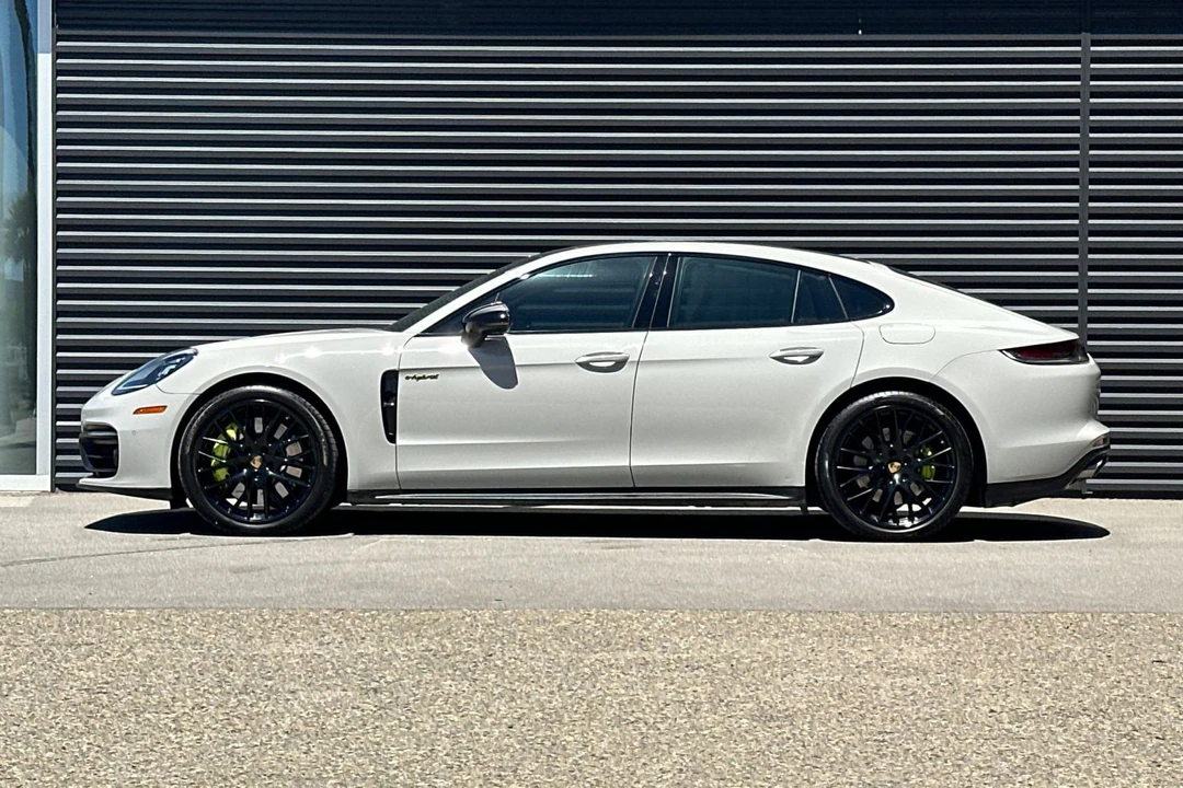 2022 Porsche - Image 2 of 31