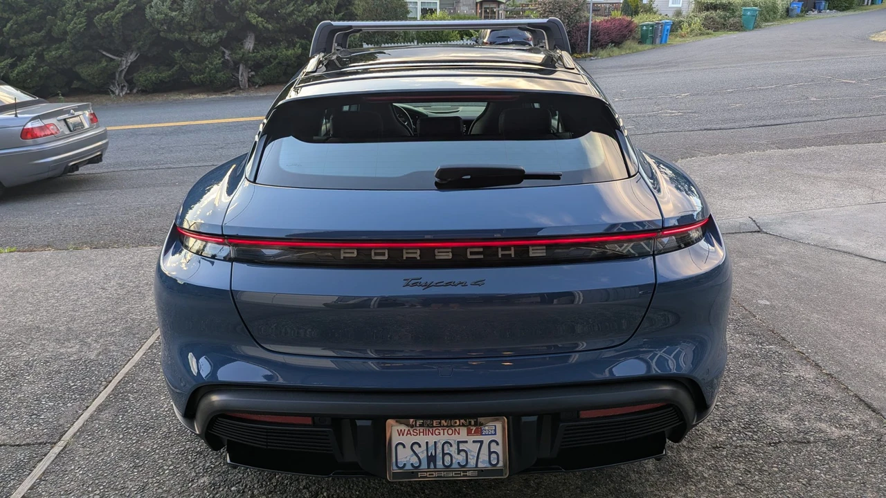 2022 Porsche Taycan Cross Turismo - Image 21 of 31
