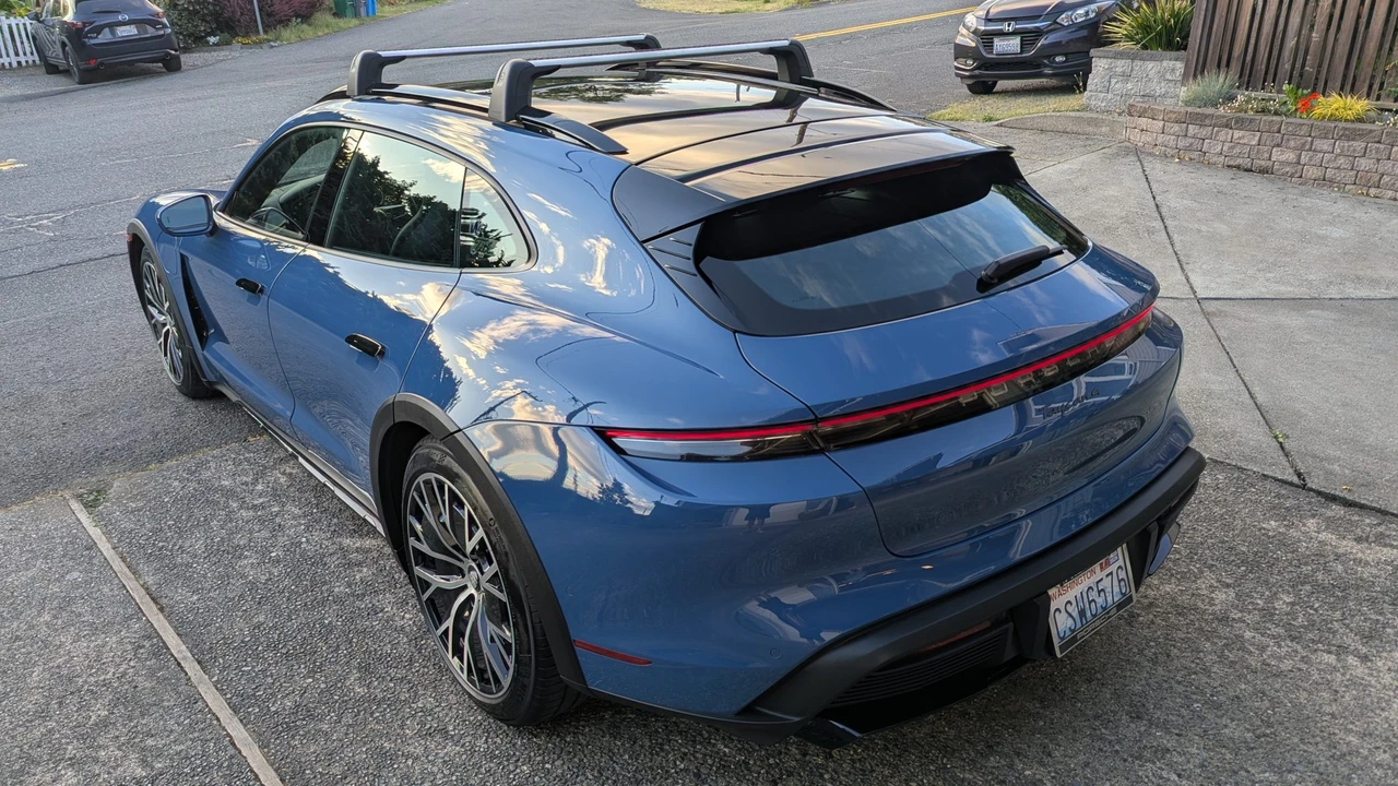 2022 Porsche Taycan Cross Turismo - Image 23 of 31