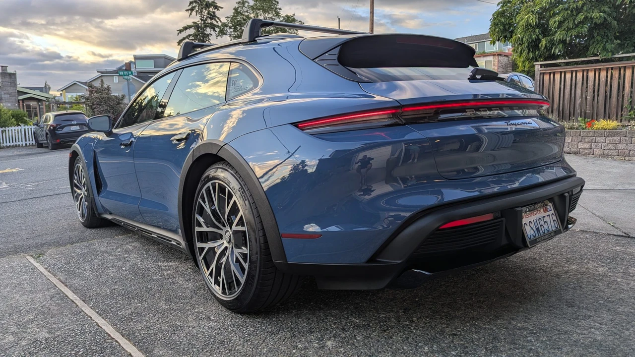 2022 Porsche Taycan Cross Turismo - Image 22 of 31