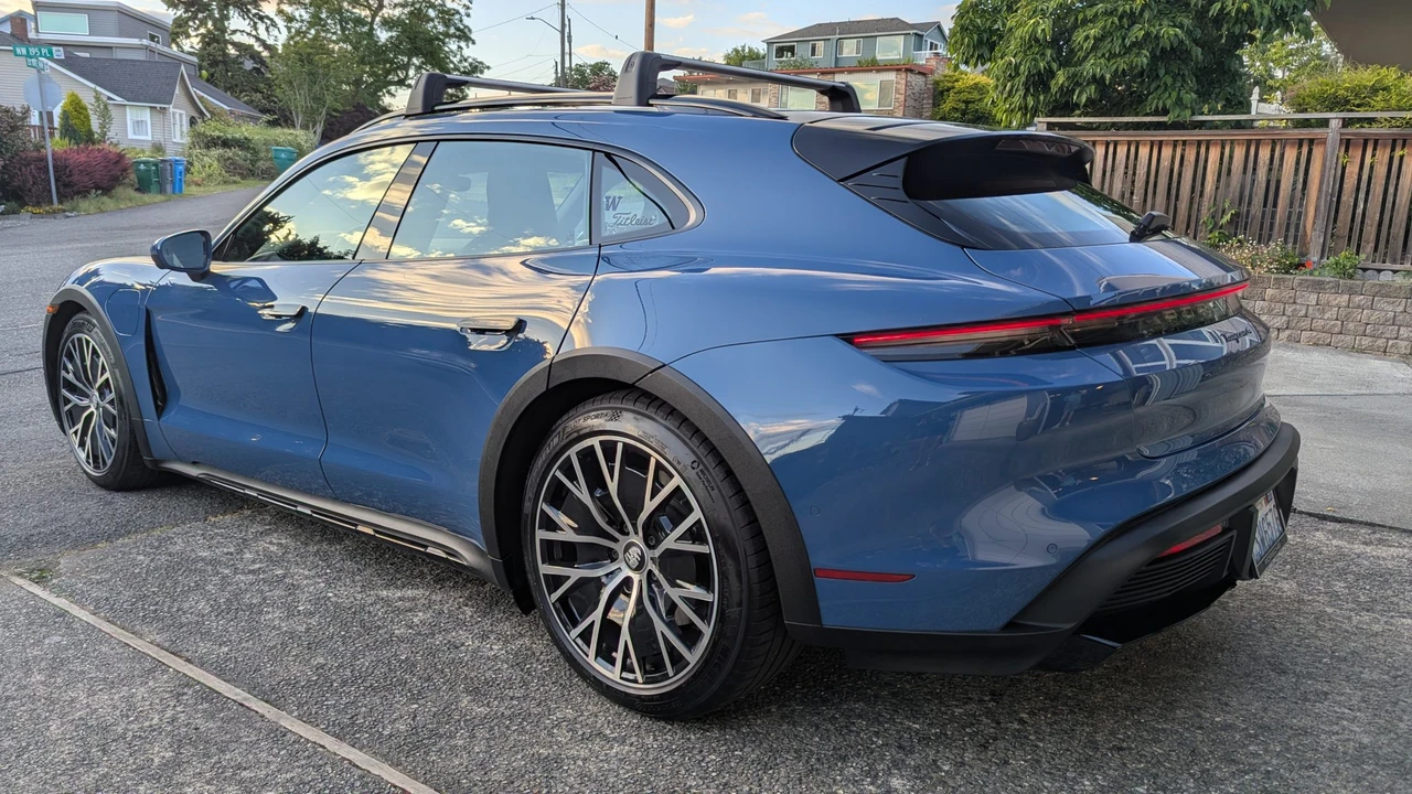 2022 Porsche Taycan Cross Turismo - Image 24 of 31