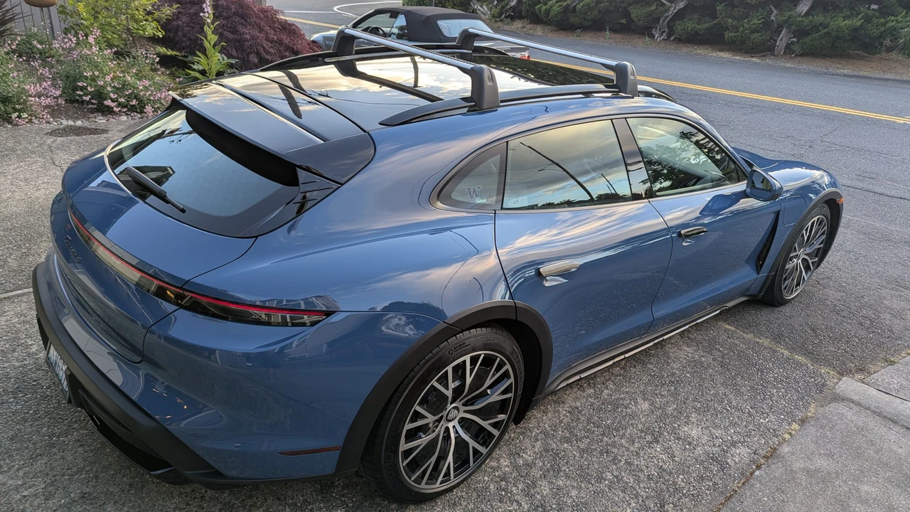 2022 Porsche Taycan Cross Turismo - Image 29 of 31