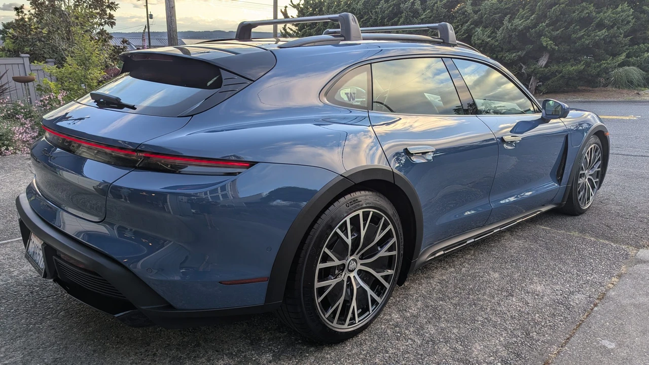 2022 Porsche Taycan Cross Turismo - Image 30 of 31