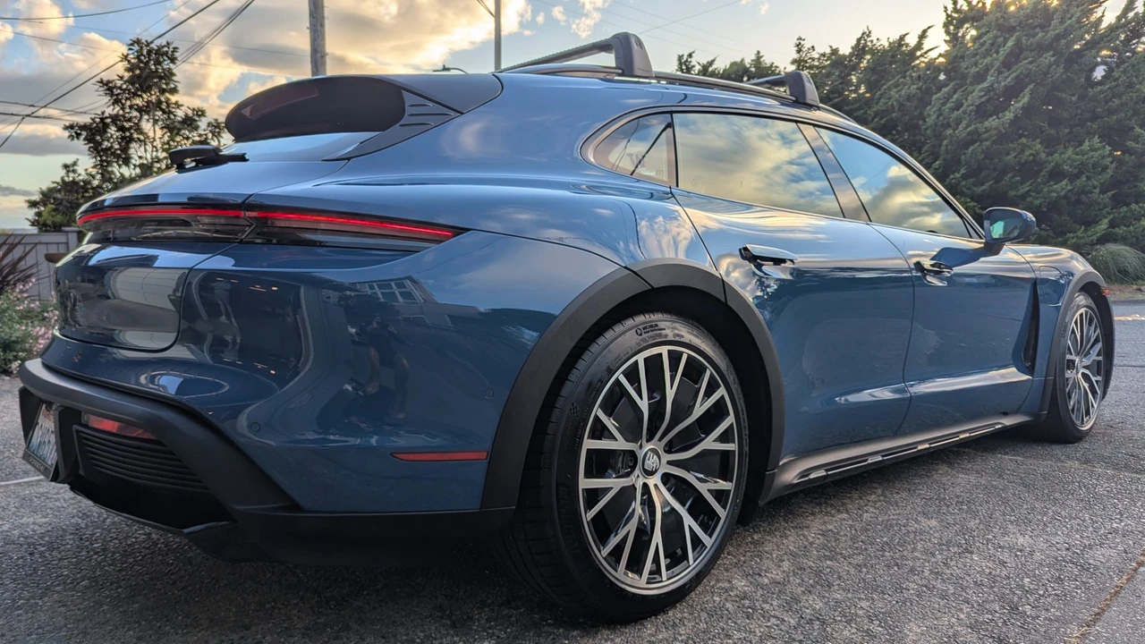 2022 Porsche Taycan Cross Turismo - Image 31 of 31