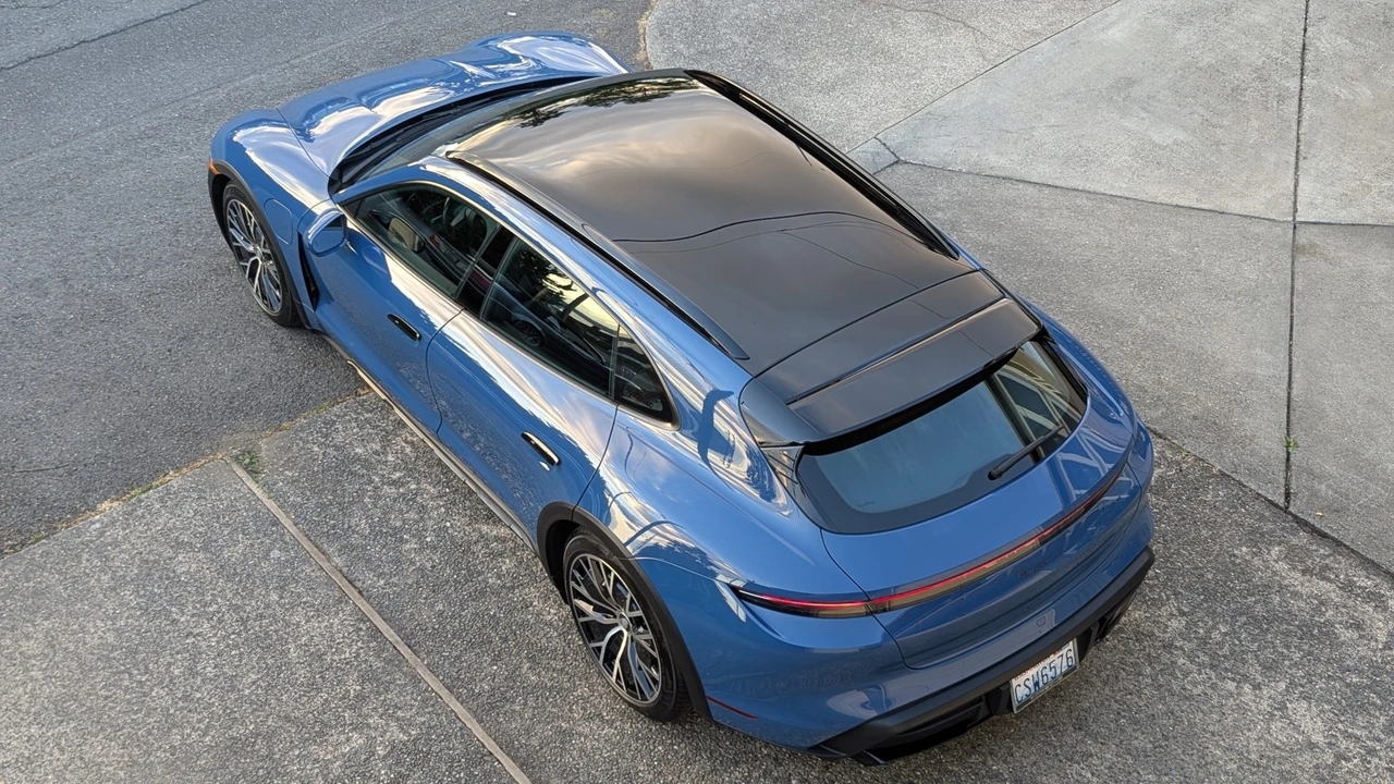2022 Porsche Taycan Cross Turismo - Image 25 of 31