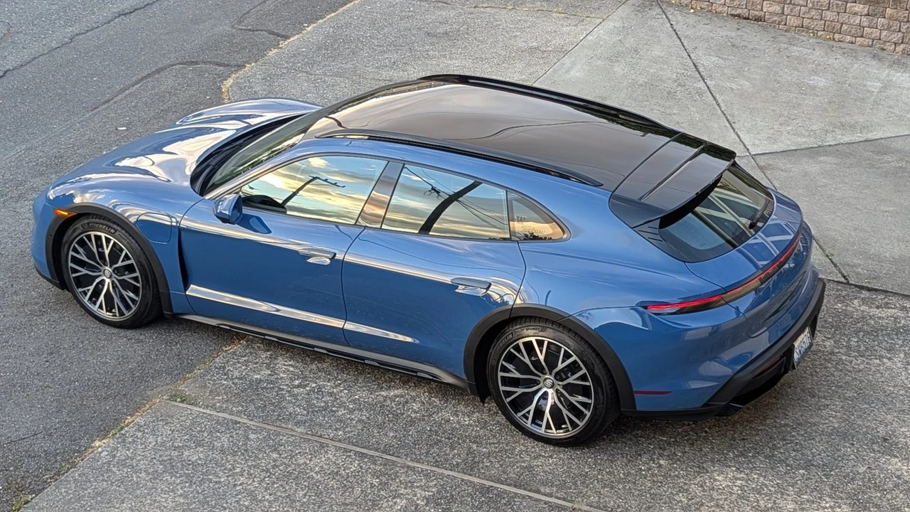 2022 Porsche Taycan Cross Turismo - Image 26 of 31