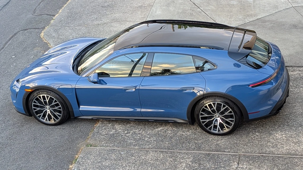 2022 Porsche Taycan Cross Turismo - Image 27 of 31