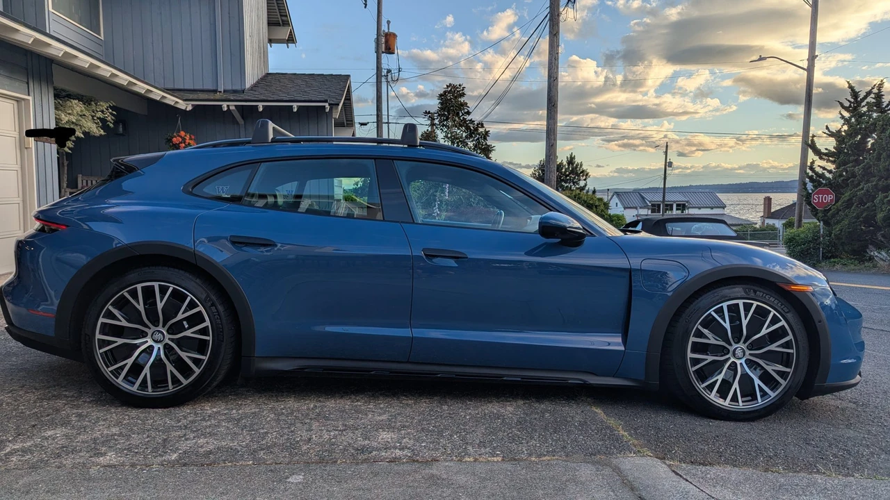 2022 Porsche Taycan Cross Turismo - Image 28 of 31