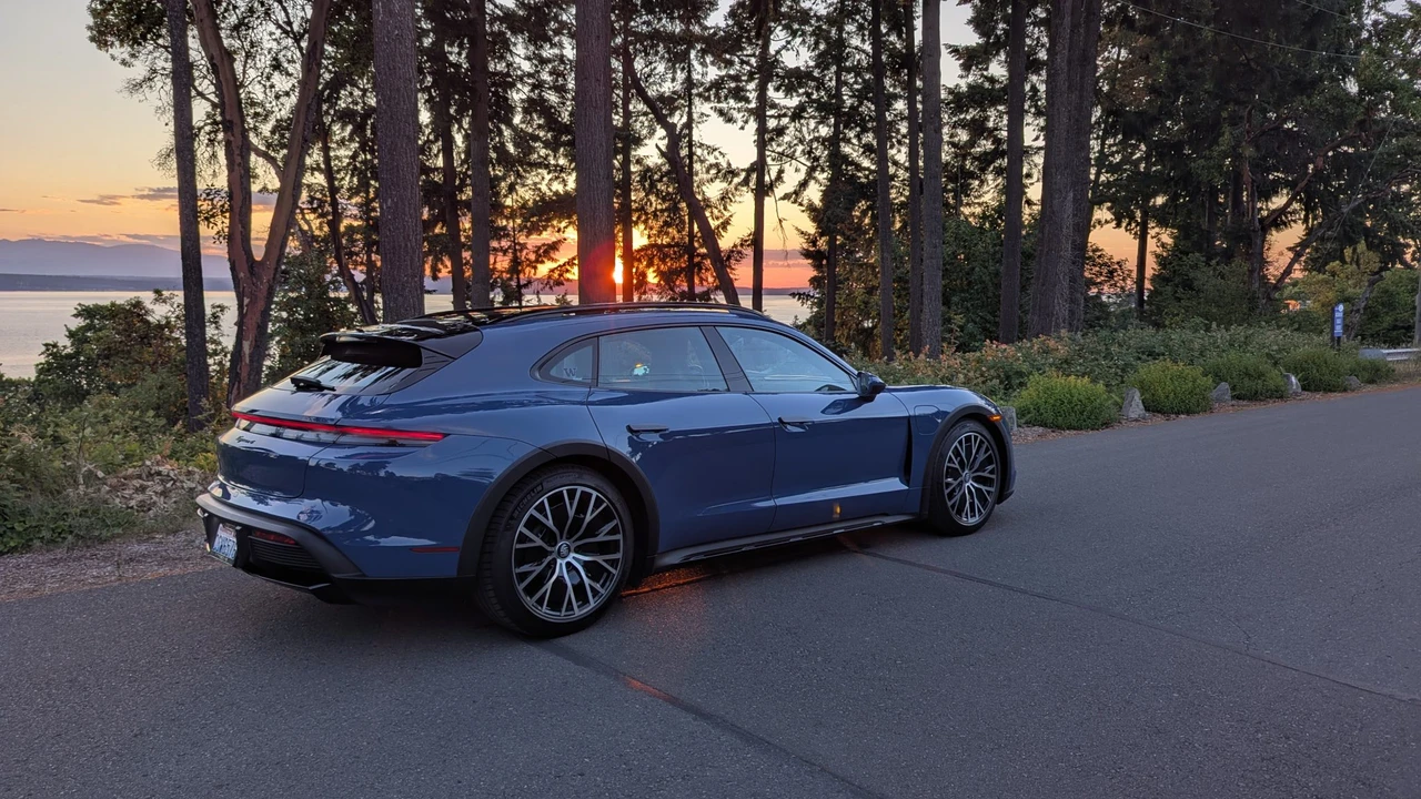 2022 Porsche Taycan Cross Turismo - Image 19 of 31