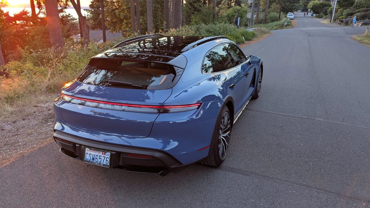 2022 Porsche Taycan Cross Turismo - Image 20 of 31