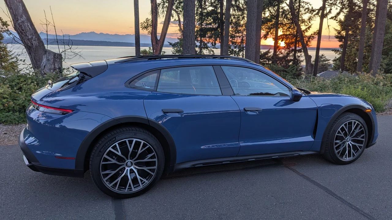 2022 Porsche Taycan Cross Turismo - Image 18 of 31