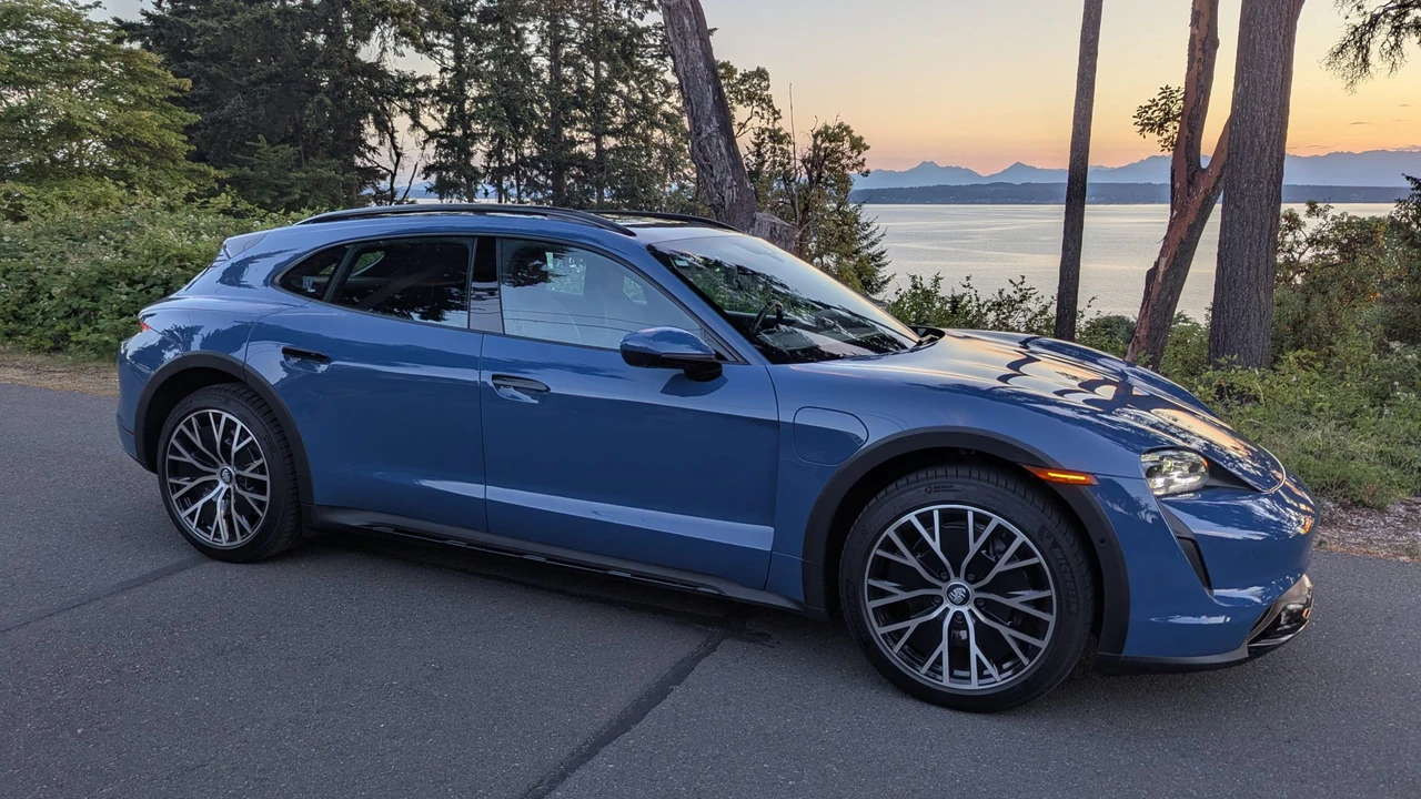 2022 Porsche Taycan Cross Turismo - Image 16 of 31