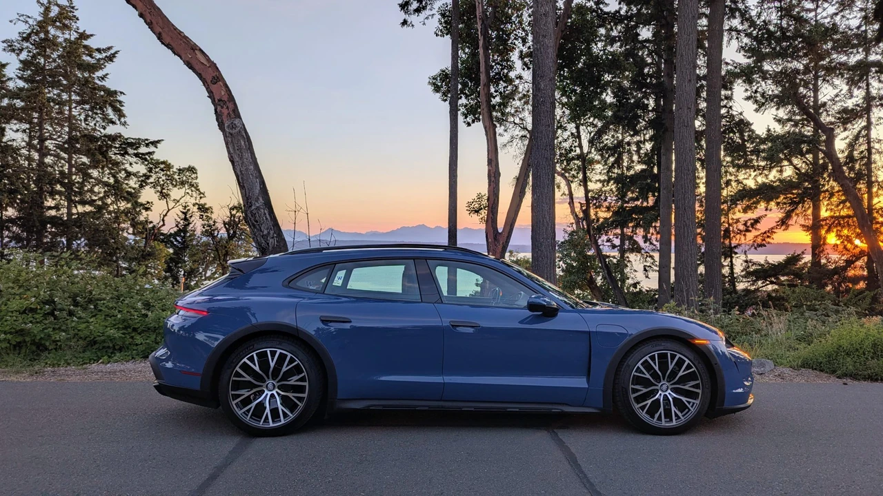 2022 Porsche Taycan Cross Turismo - Image 17 of 31