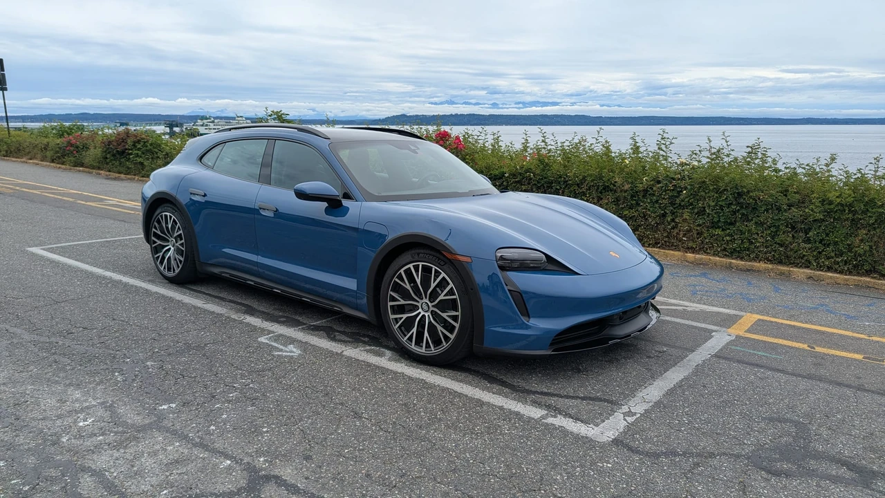 2022 Porsche Taycan Cross Turismo - Image 4 of 31