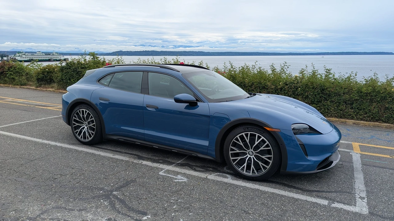 2022 Porsche Taycan Cross Turismo - Image 5 of 31