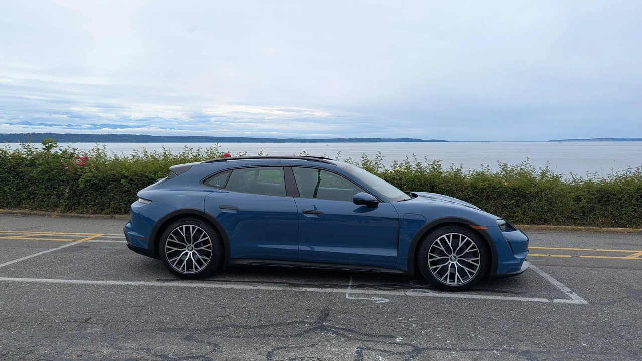 2022 Porsche Taycan Cross Turismo - Image 6 of 31