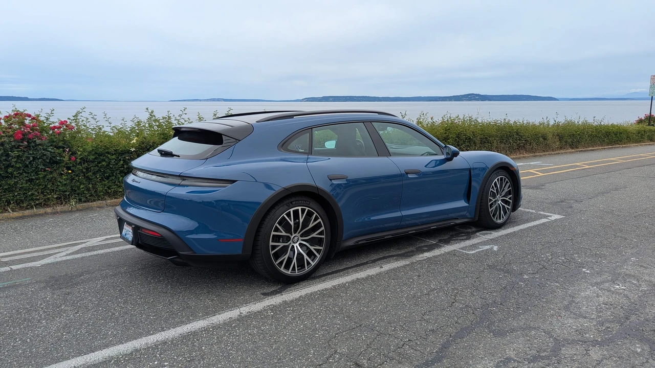 2022 Porsche Taycan Cross Turismo - Image 7 of 31