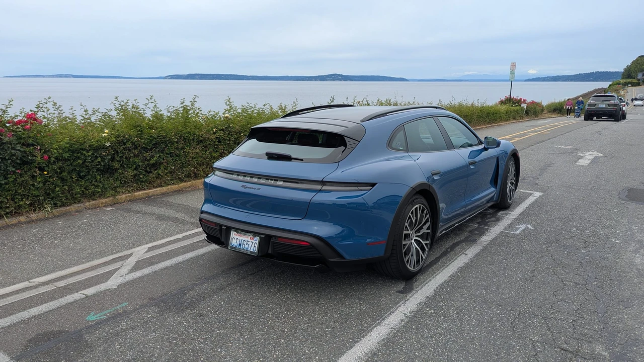 2022 Porsche Taycan Cross Turismo - Image 8 of 31