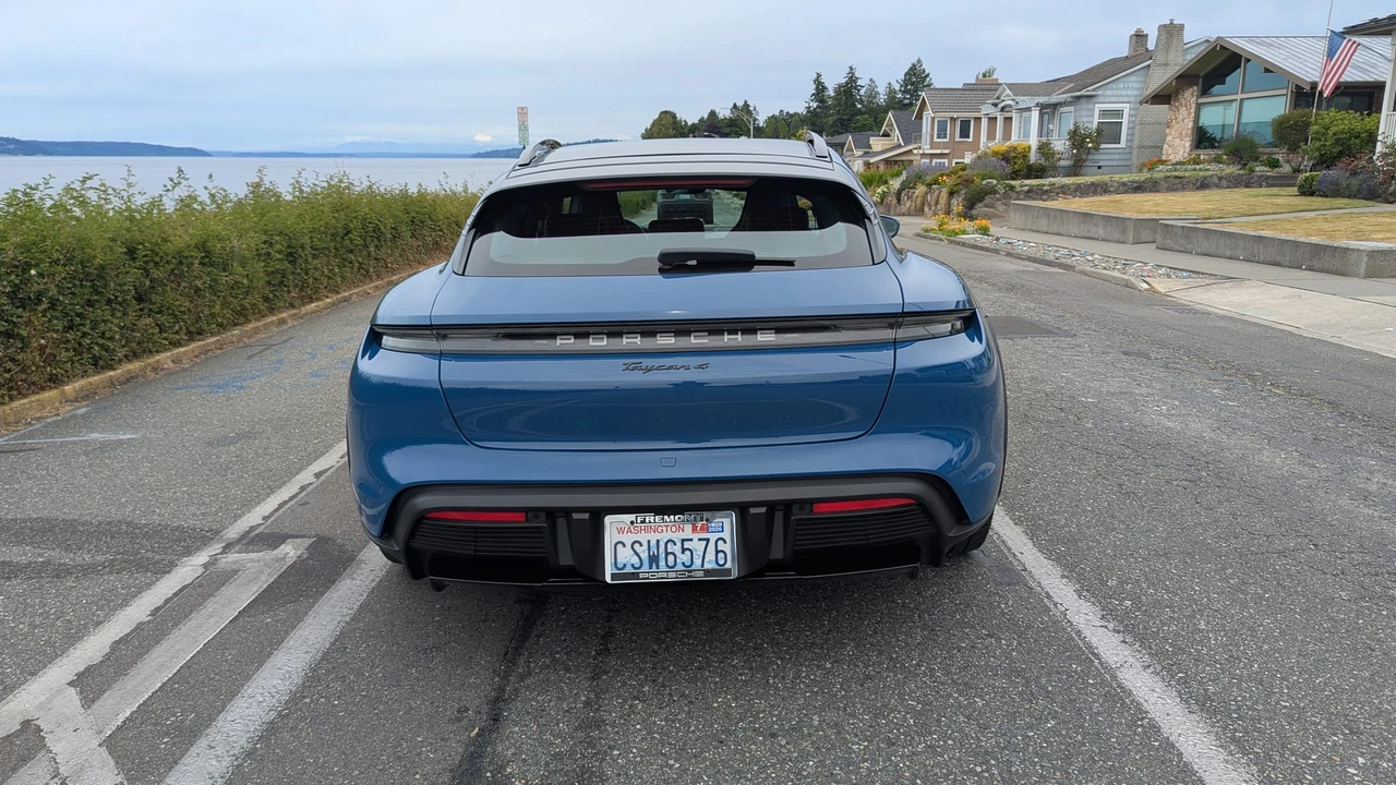 2022 Porsche Taycan Cross Turismo - Image 9 of 31