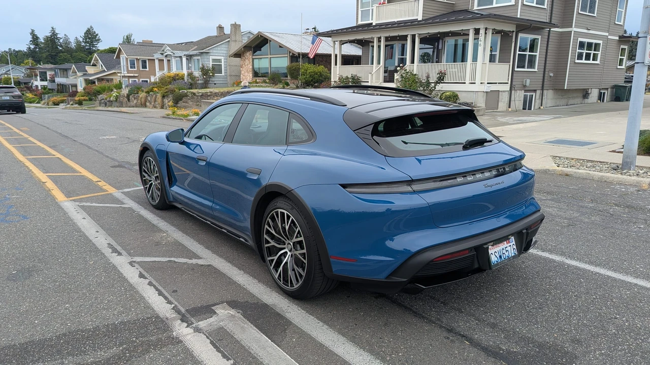 2022 Porsche Taycan Cross Turismo - Image 10 of 31