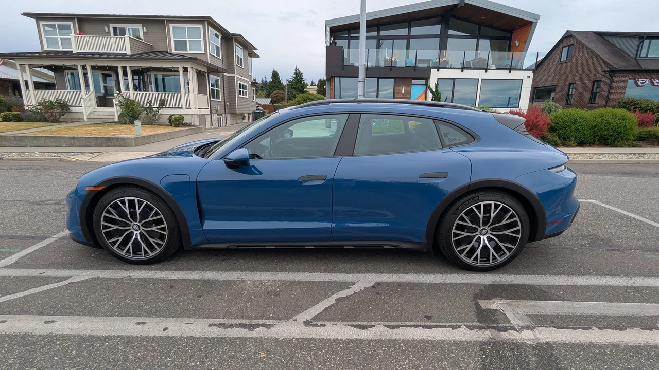2022 Porsche Taycan Cross Turismo - Image 11 of 31