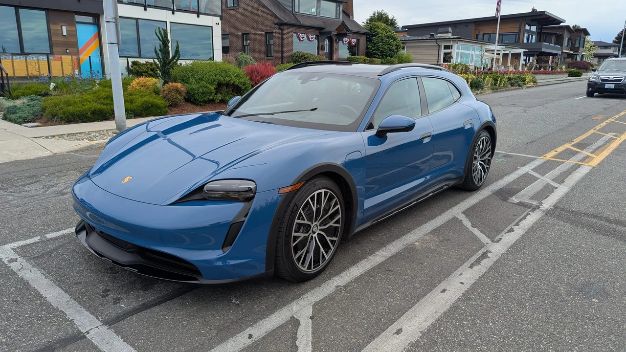2022 Porsche Taycan Cross Turismo - Image 12 of 31
