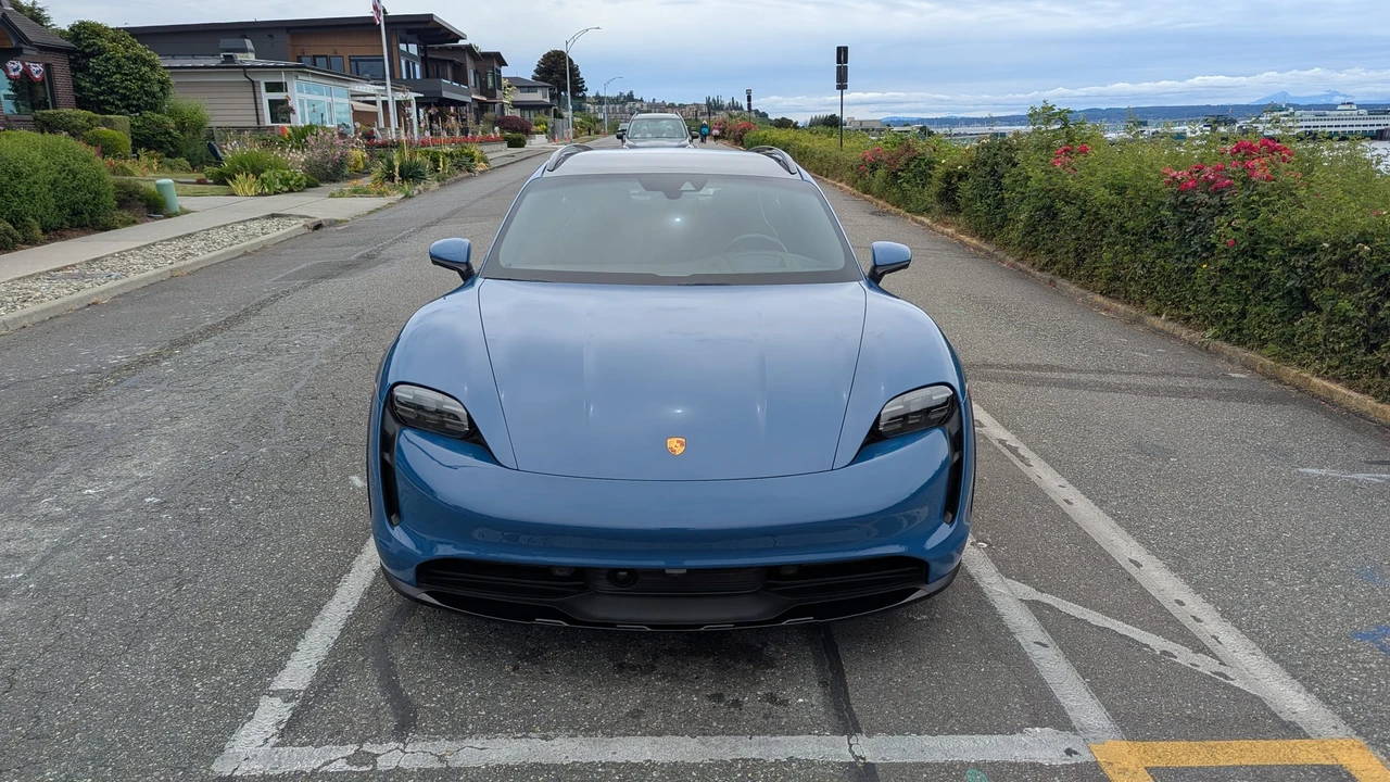 2022 Porsche Taycan Cross Turismo - Image 13 of 31