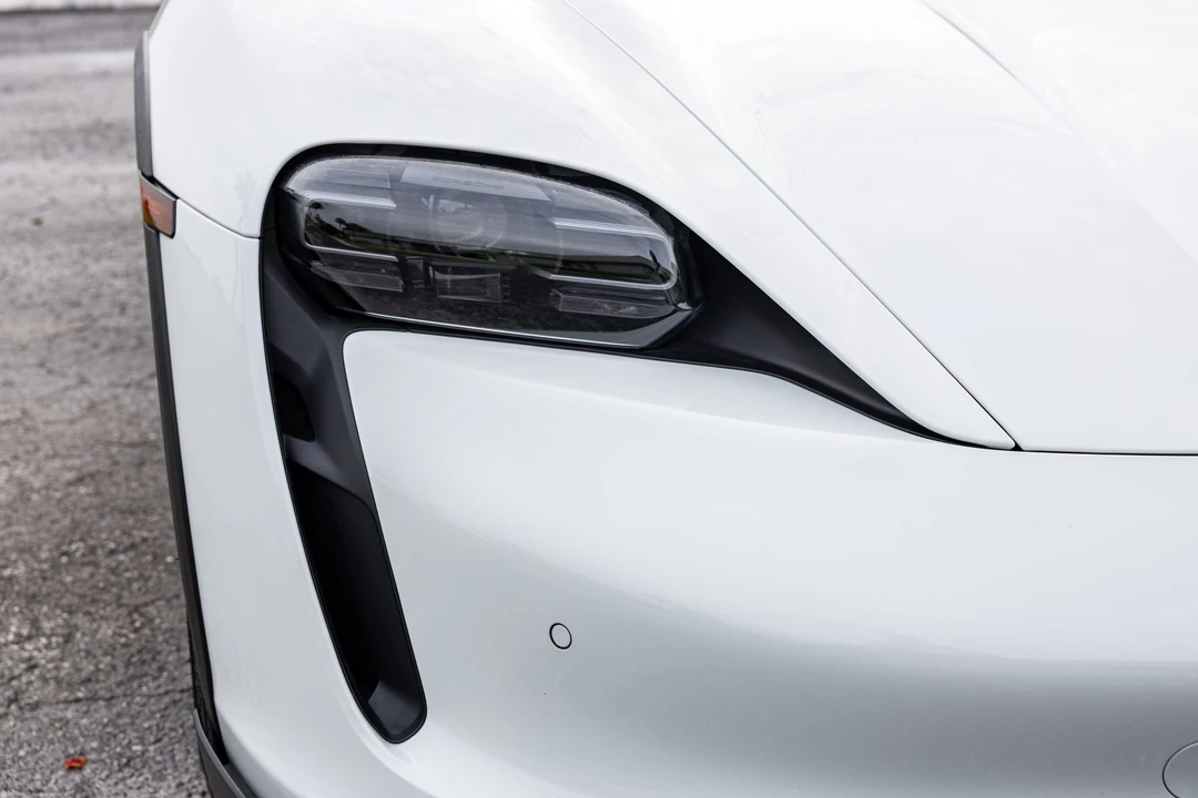 2022 Porsche Taycan Cross Turismo - Image 11 of 31