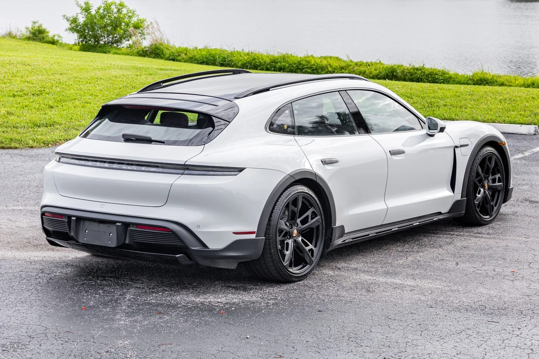 2022 Porsche Taycan Cross Turismo - Image 6 of 31