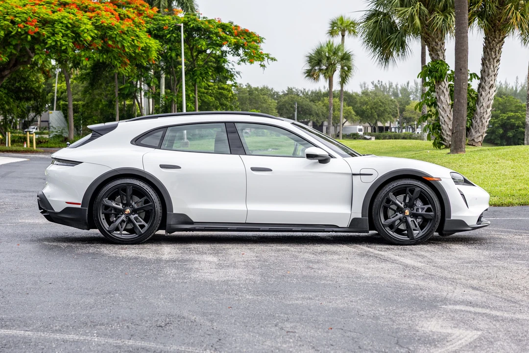 2022 Porsche Taycan Cross Turismo - Image 7 of 31