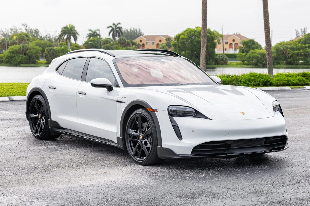 2022 Porsche Taycan Cross Turismo - Image 9 of 31