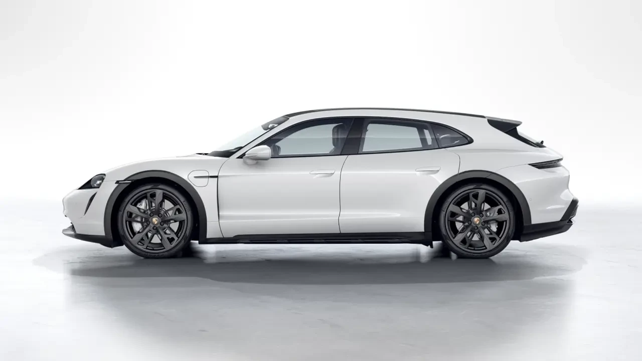 2022 Porsche Taycan Cross Turismo - Image 16 of 31