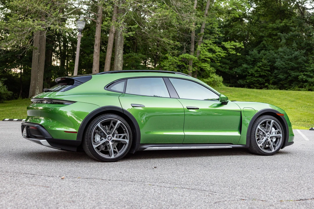 2022 Porsche Taycan Cross Turismo - Image 9 of 31