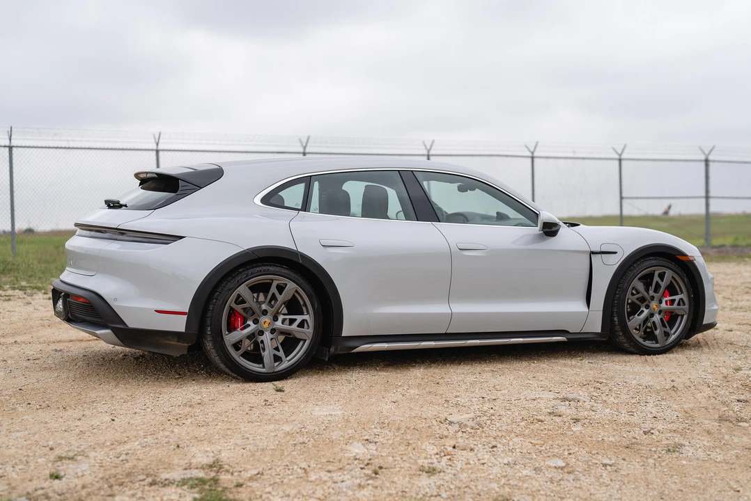2022 Porsche Taycan 4S - Image 14 of 31