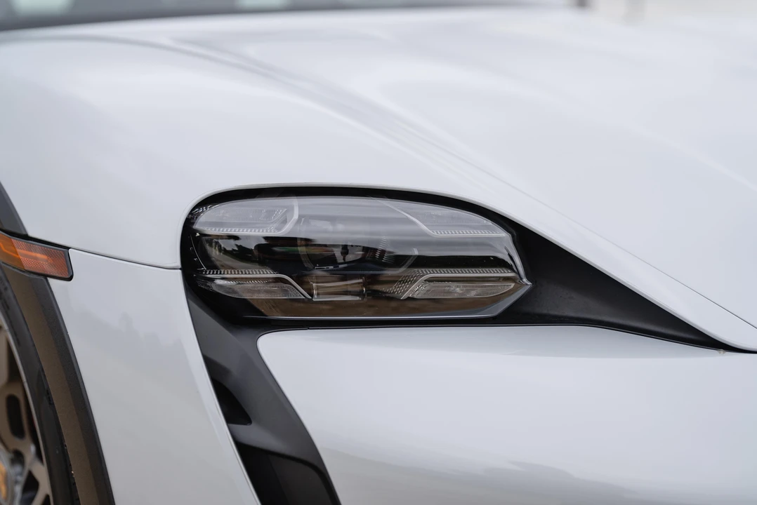 2022 Porsche Taycan 4S - Image 19 of 31