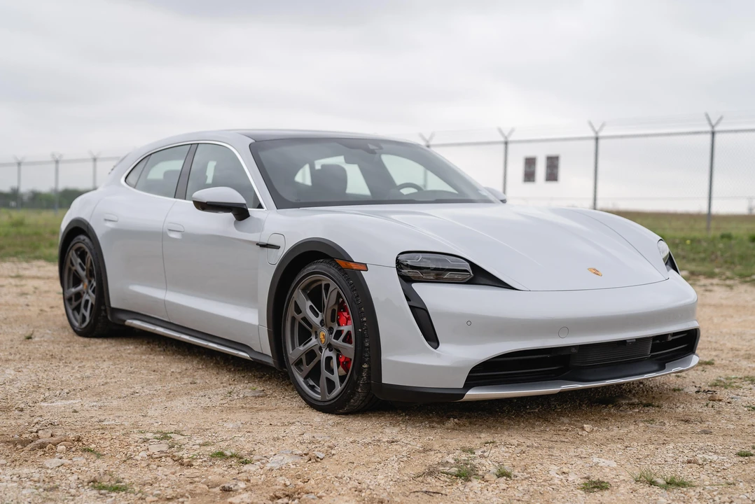2022 Porsche Taycan 4S - Image 17 of 31