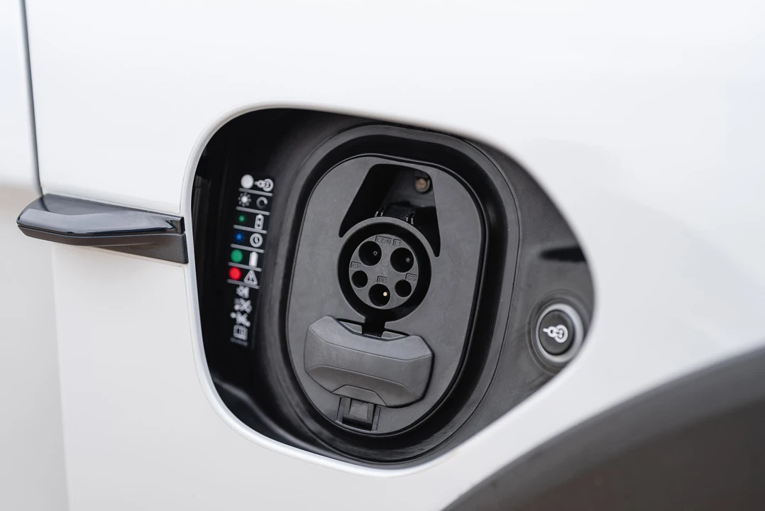 2022 Porsche Taycan 4S - Image 23 of 31
