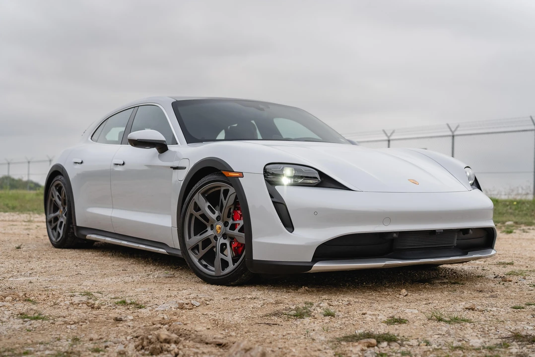 2022 Porsche Taycan 4S - Image 18 of 31