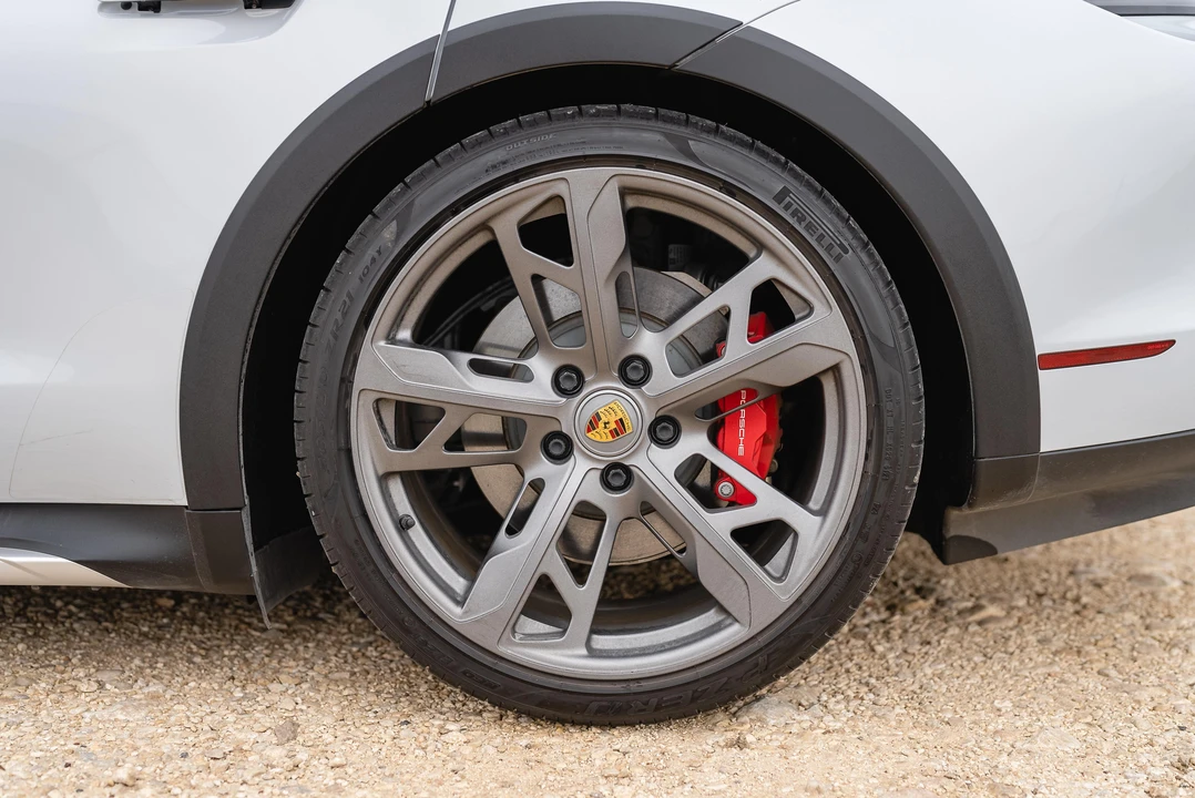 2022 Porsche Taycan 4S - Image 27 of 31