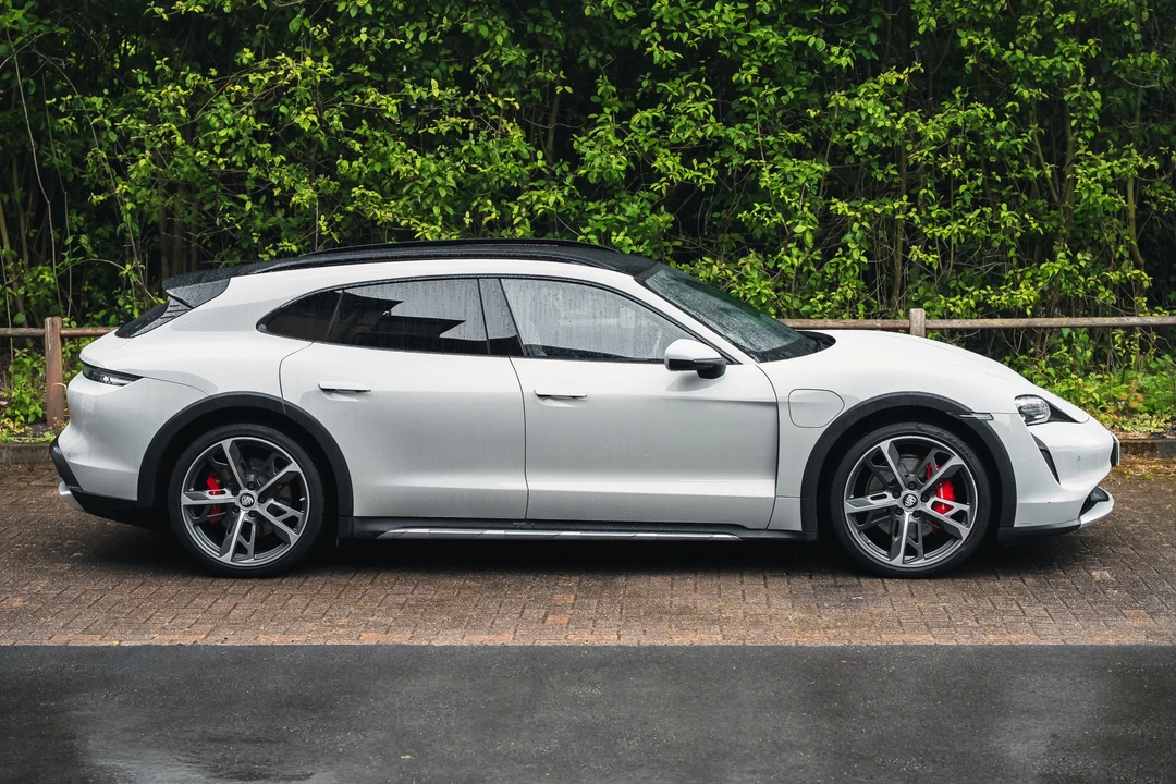 2022 Porsche Taycan Cross Turismo - Image 11 of 31