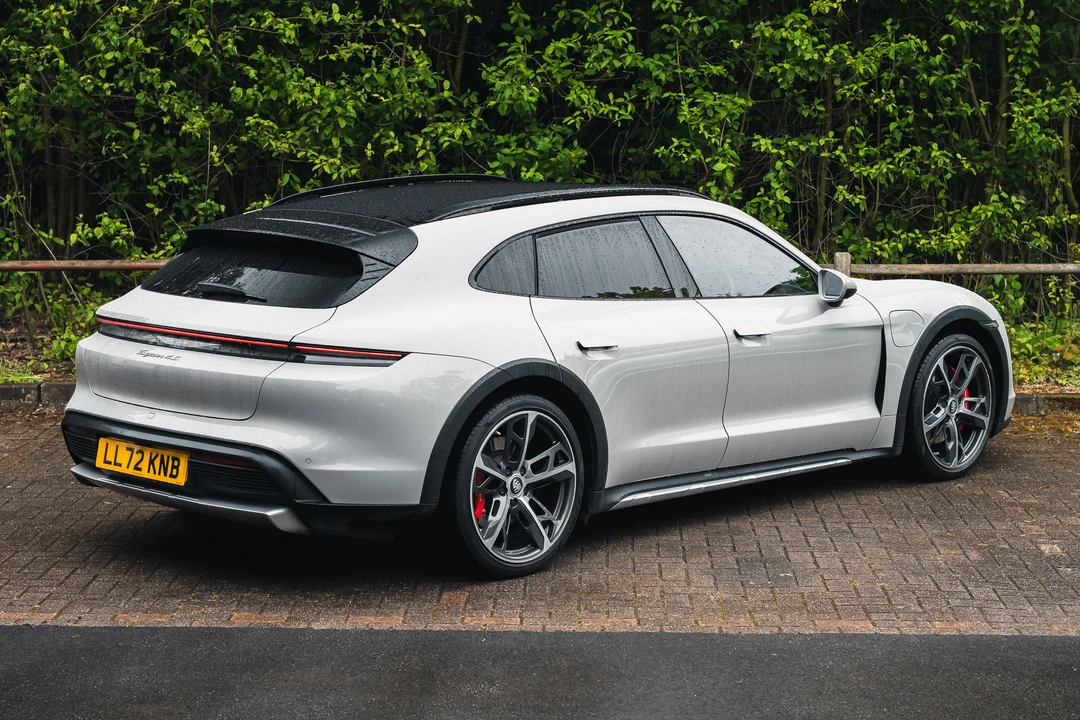 2022 Porsche Taycan Cross Turismo - Image 12 of 31