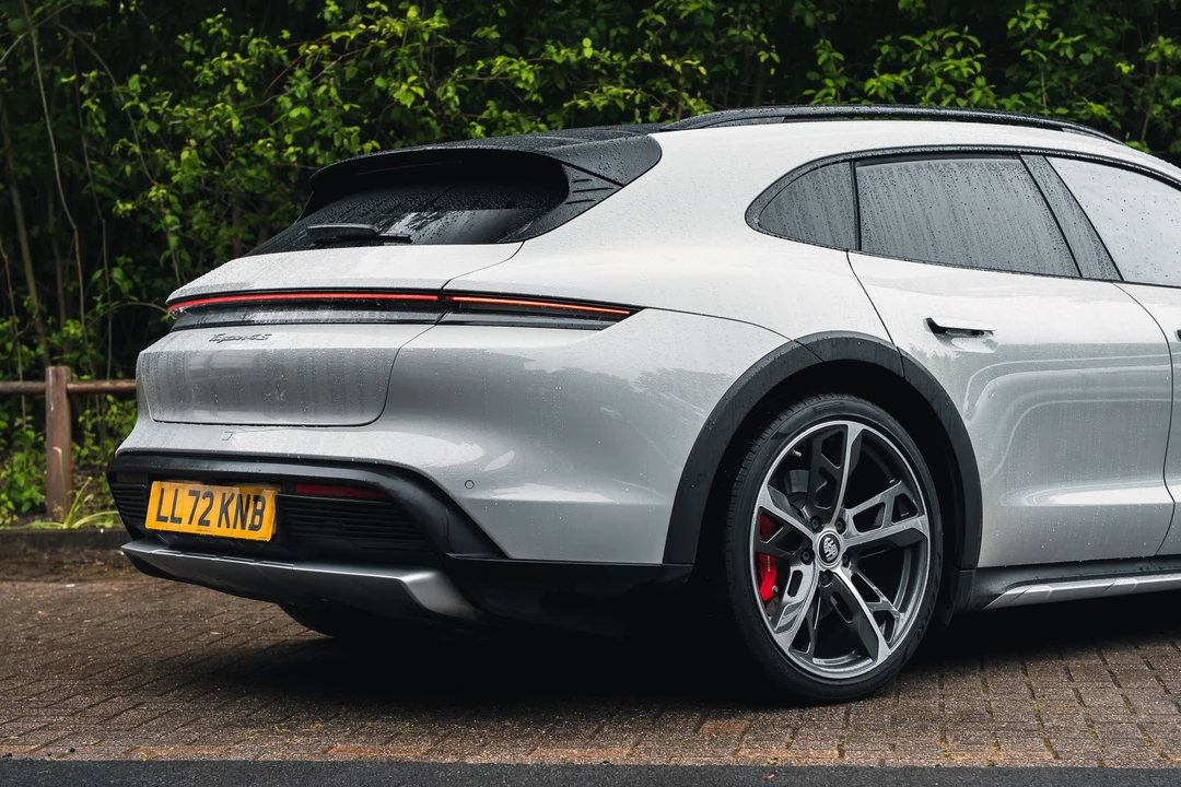 2022 Porsche Taycan Cross Turismo - Image 28 of 31