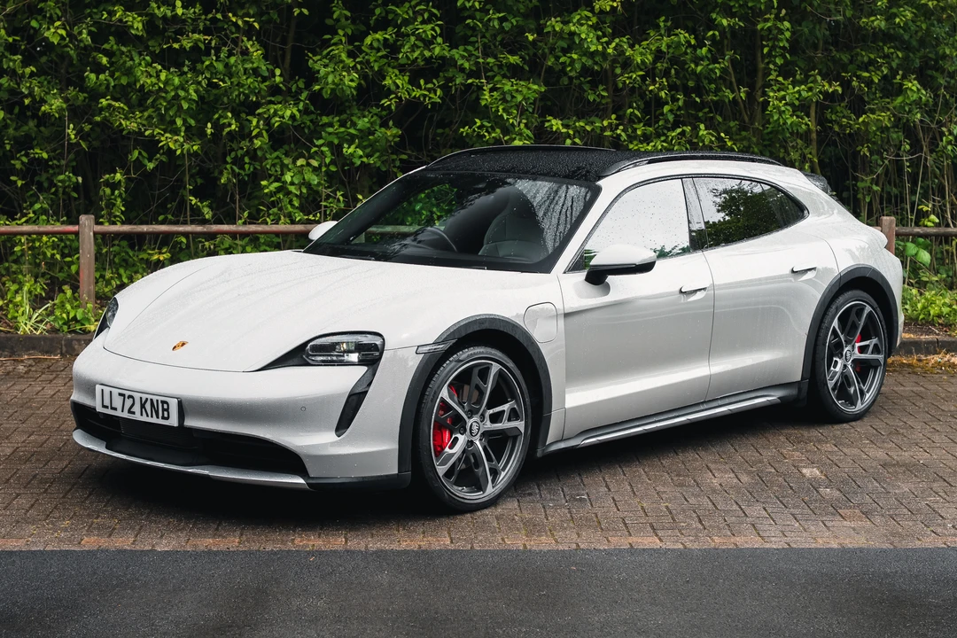2022 Porsche Taycan Cross Turismo - Image 15 of 31