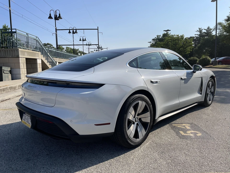 2022 Porsche Taycan 4S - Image 13 of 31