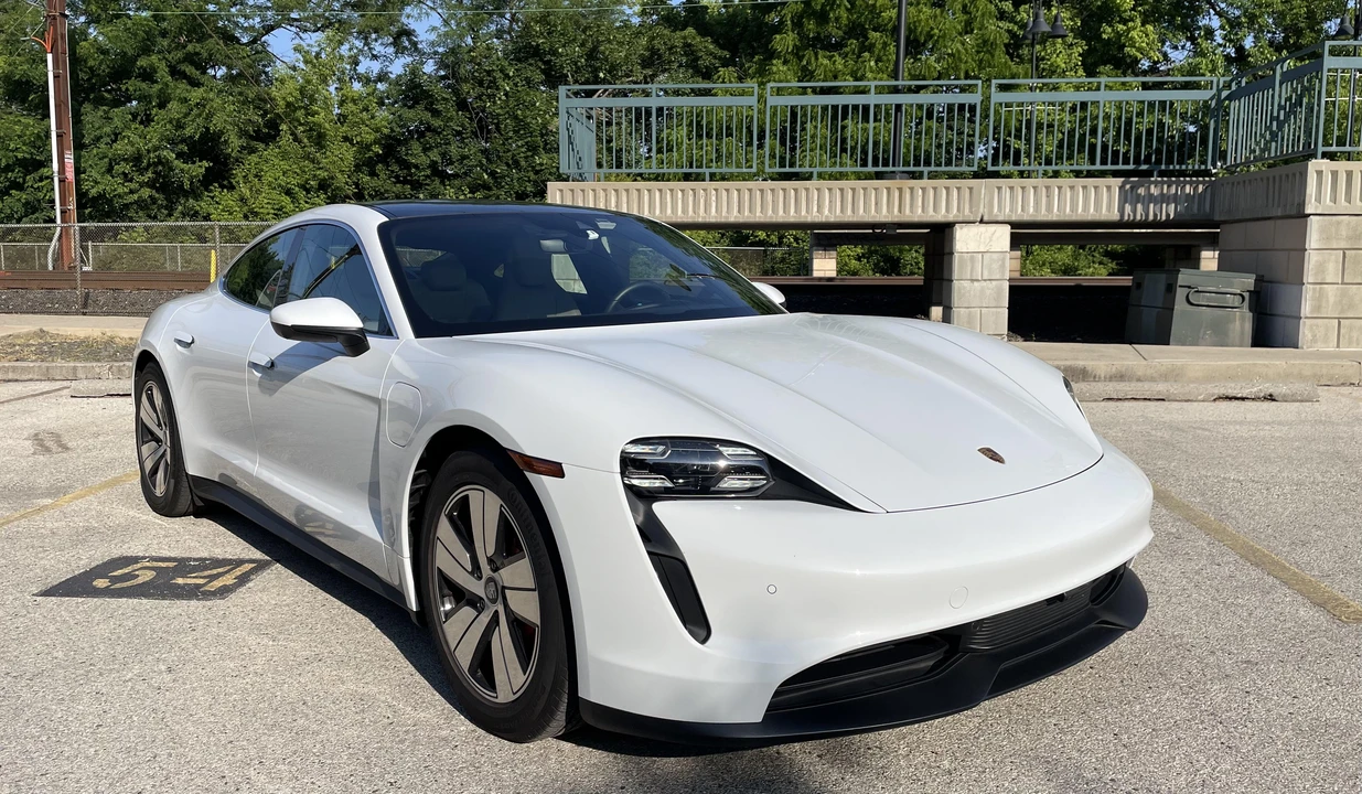 2022 Porsche Taycan 4S - Image 17 of 31