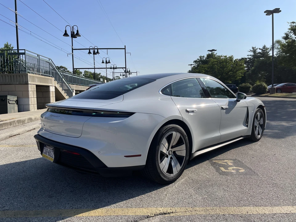 2022 Porsche Taycan 4S - Image 12 of 31